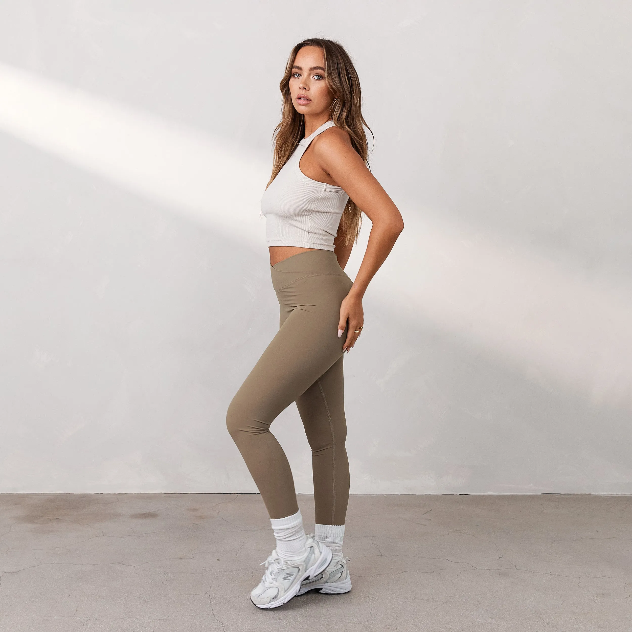 Silhouette Crossover Leggings - Dune