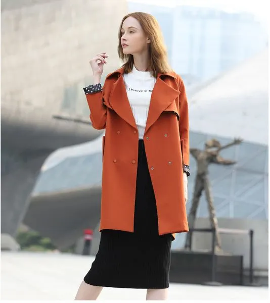 Trench coat for women with double-breasted closure