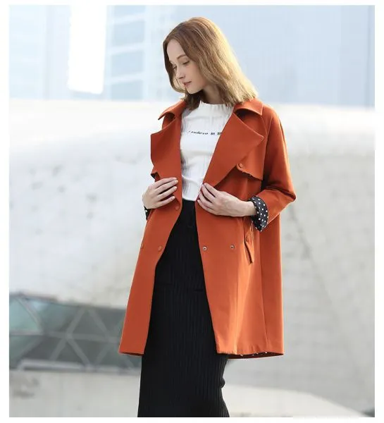 Trench coat for women with double-breasted closure