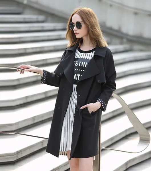 Trench coat for women with double-breasted closure